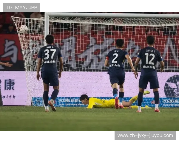 中超赛事半场速递武汉三镇与成都蓉城激战45分钟0-0平局威胁进攻不多